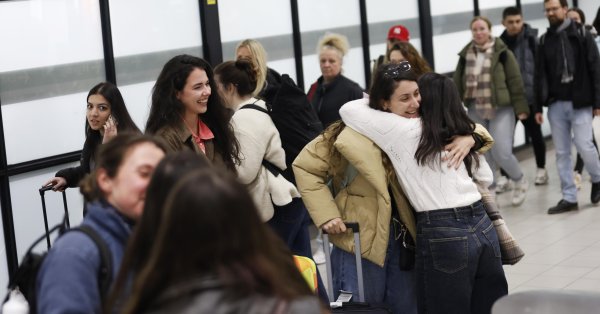 Эвакуированные из Омана болгары высадились в Софии ФОТО