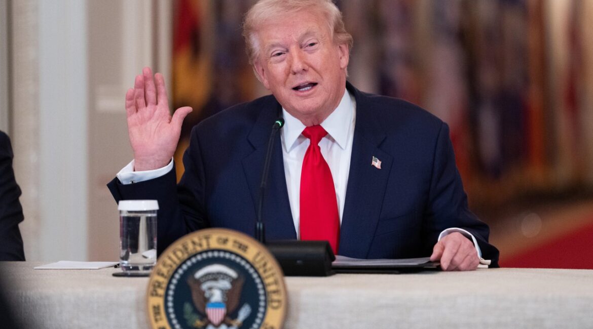 Женщина потеряла сознание на митинге Трампа, он призвал спеть под нее «Аве Мария» ВИДЕО