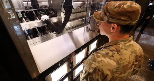 YFQ-44: США демонстрируют новый дрон-истребитель с AMRAAM