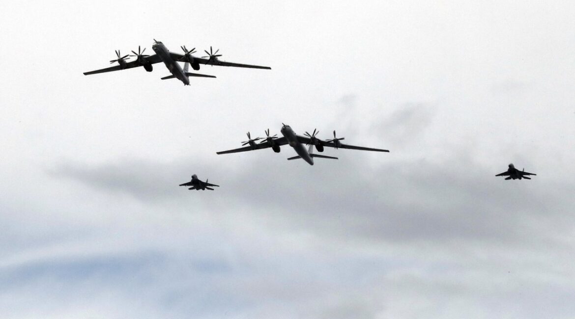 Почему США направили дюжину самолетов вслед за двумя российскими бомбардировщиками возле Аляски?