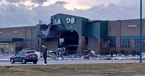 Несколько торнадо обрушились на центральную часть США, унеся жизни по меньшей мере восьми человек