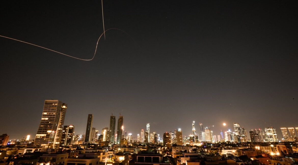 Иран совершил самые массированные ракетные и беспилотные удары по Израилю и странам Персидского залива