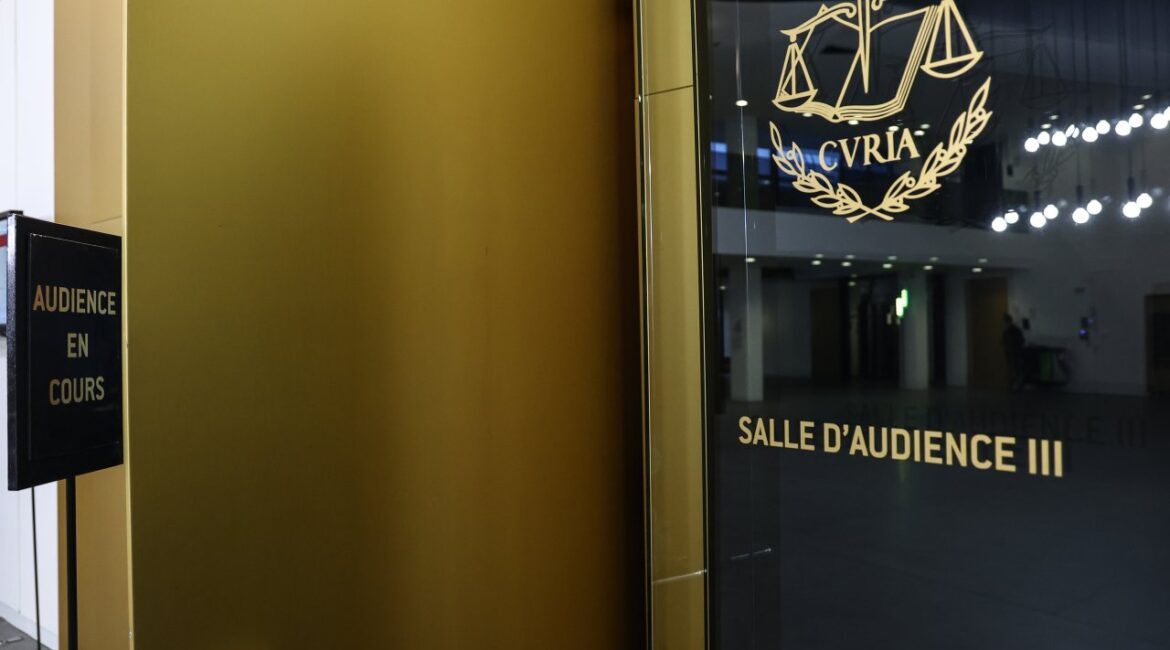 Суд ЕС отклонил ходатайства о временной приостановке введения евро в нашей стране