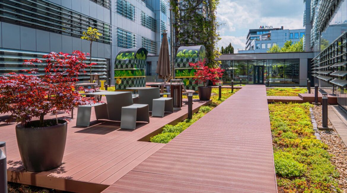 Современный двор: как напольное покрытие меняет внешний вид дома