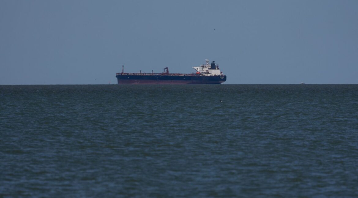 США временно разрешили продажу иранской нефти, уже погруженной в танкеры