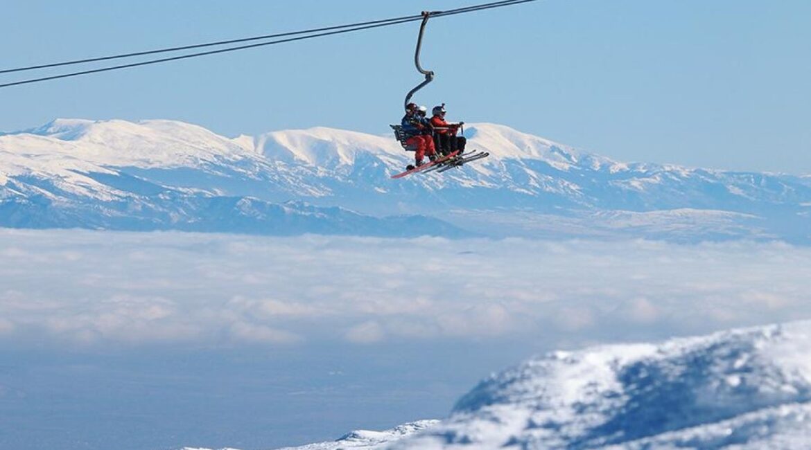 Условия в горах очень хорошие для зимних видов спорта.