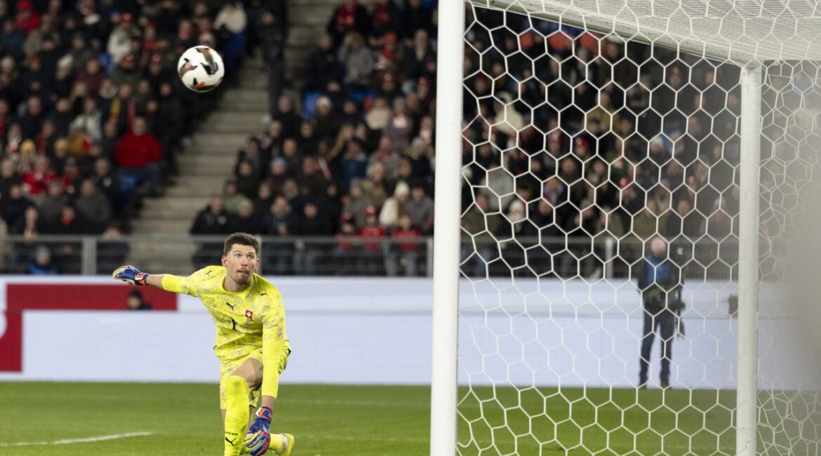 Германия поразила Швейцарию поздним голом, Англия не смогла обыграть Уругвай