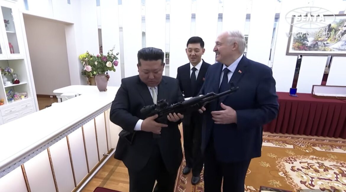 Лукашенко подарил Киму автомат на случай, если «появятся враги» ВИДЕО