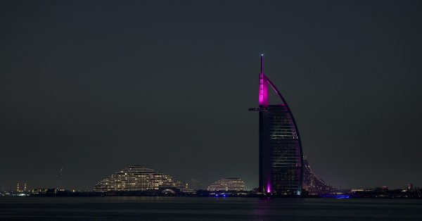 Николай Младенов о Дубае: В отелях есть директива, что постояльцев не выселяют