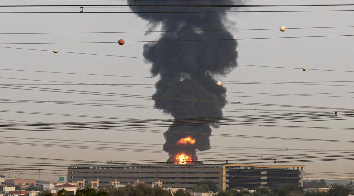 Взрывы в Дубае закрыли воздушное пространство ОАЭ