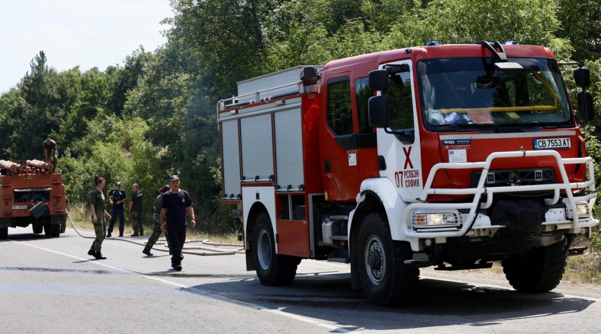 Возле гребной базы в Пловдиве произошел сильный пожар.