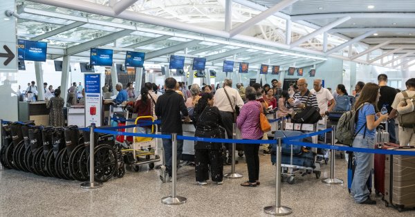 Сотни тысяч пассажиров застряли в аэропортах из-за напряженности в Иране