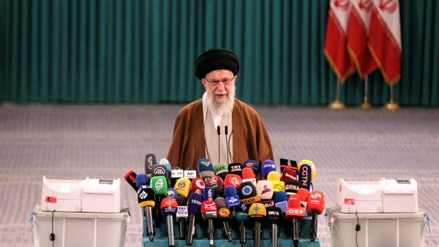 Верховный лидер Ирана Али Хаменеи предположительно погиб в результате теракта в Тегеране.