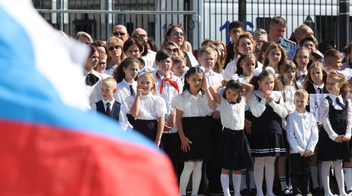 Российских девочек с первого класса научат, как «правильно любить Родину»