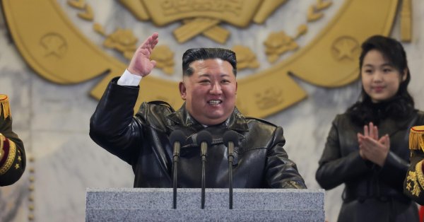 Ким Чен Ын подарил партийным функционерам новые снайперские винтовки