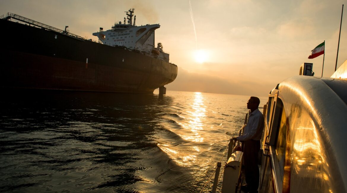 Доходы Ирана растут, поскольку он один экспортирует нефть из Персидского залива