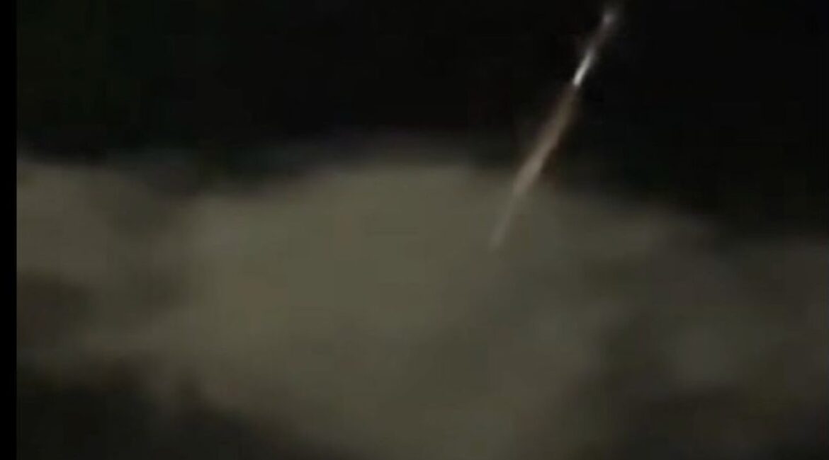 В Греции с неба падают загадочные светящиеся объекты ВИДЕО