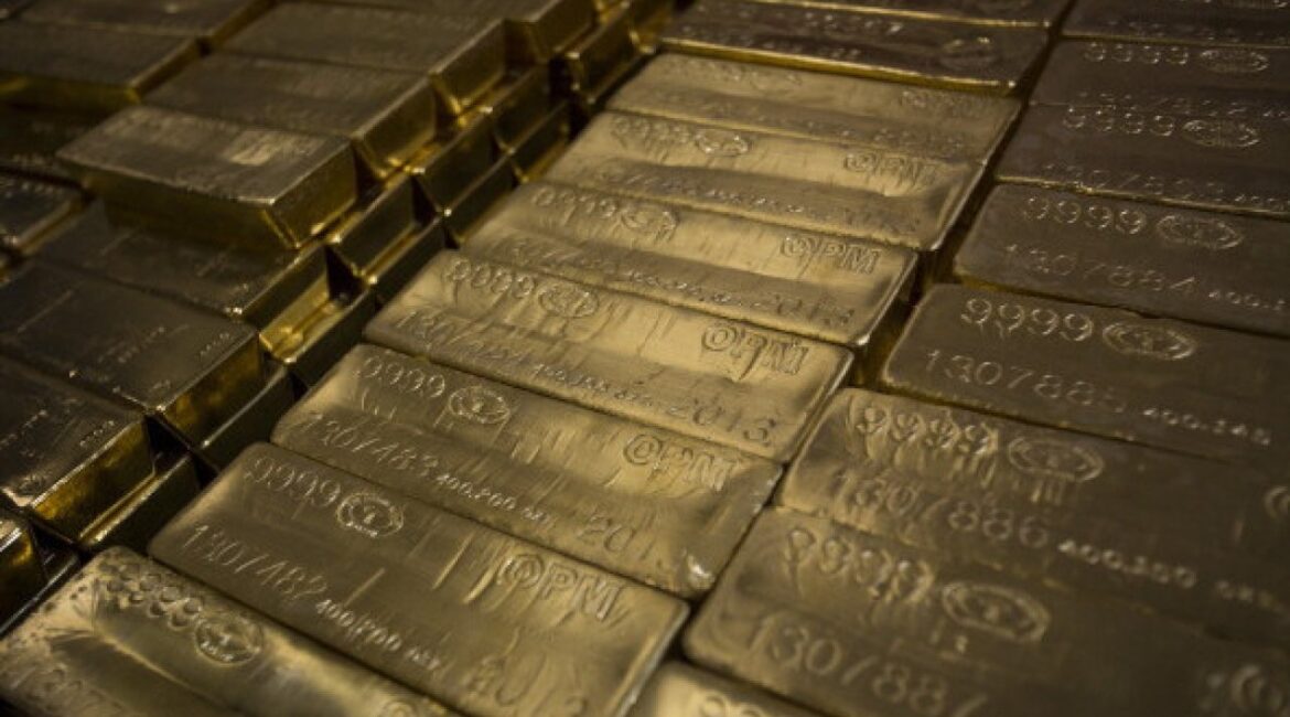 Золото продолжает выигрывать битву с экономистами