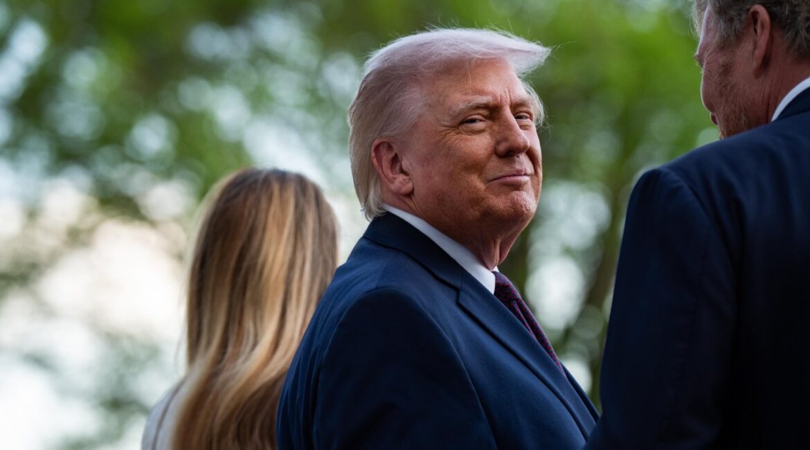 Команда Трампа не может бороться с его неограниченным доступом в Интернет после захода солнца