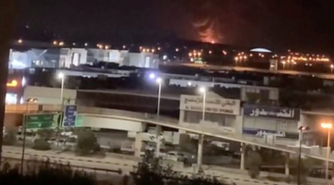 Иран наносит удары по ОАЭ и Кувейту ракетами и беспилотниками