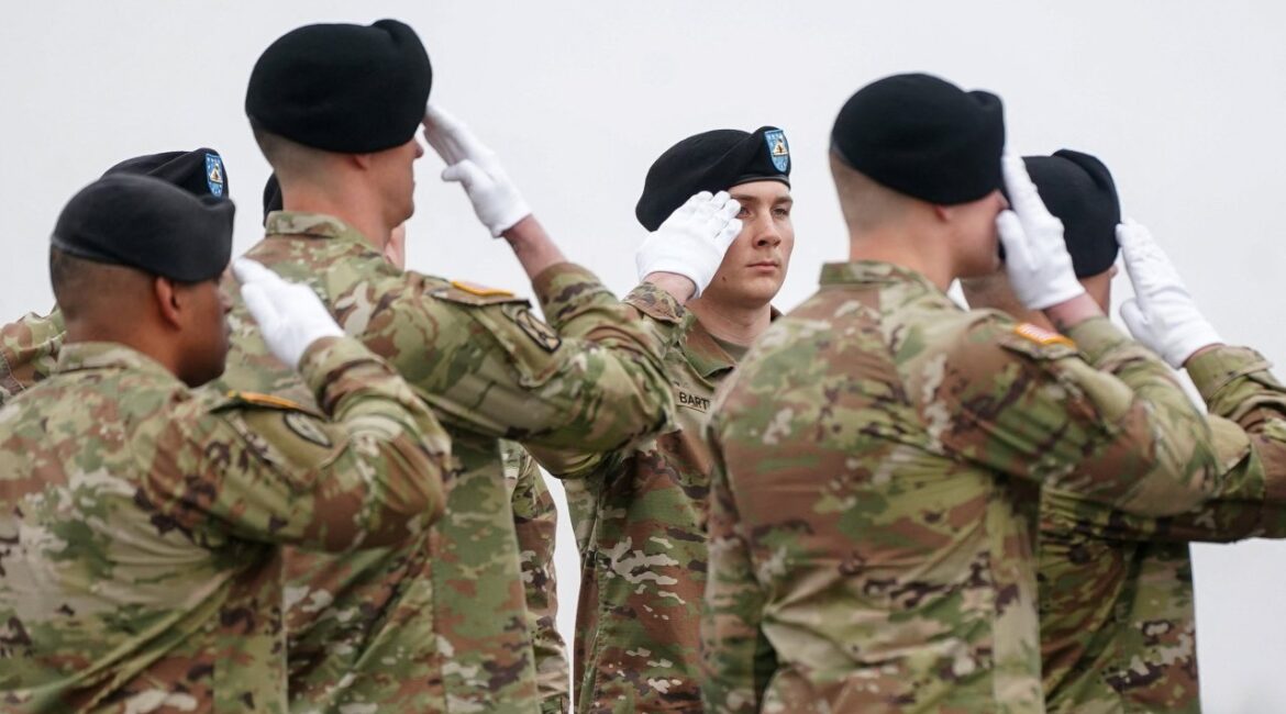 Между патриотизмом и страхом: молодые солдаты дистанцируются от Трампа по поводу войны в Иране