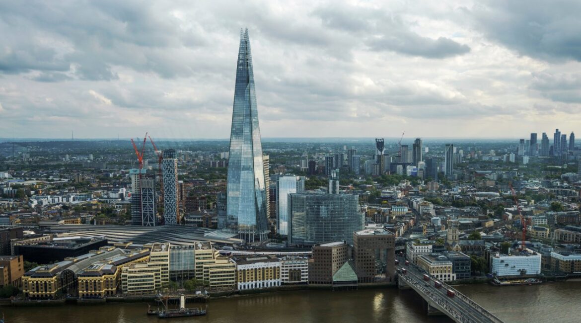 Частный сектор Великобритании восстанавливается после спада, вызванного войной в Иране