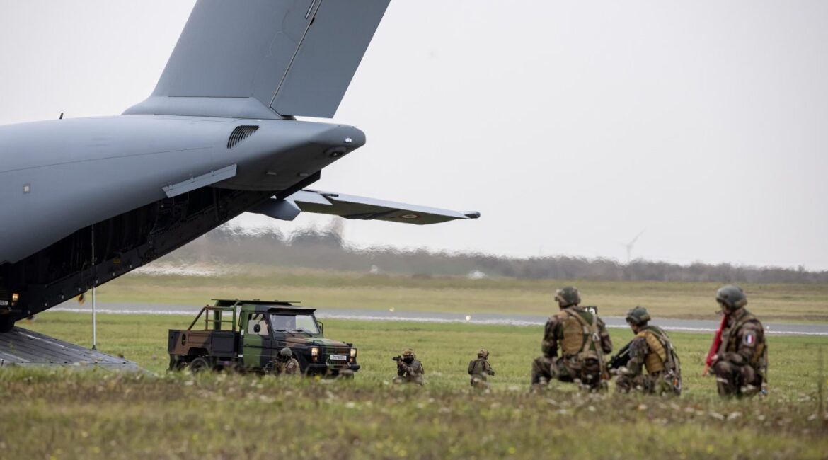 Французская армия тестирует автономные боевые системы с вооруженными дронами
