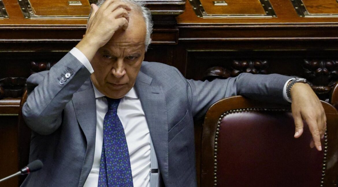 Итальянская журналистка рассказала, что у нее был роман с министром внутренних дел Пиантедози