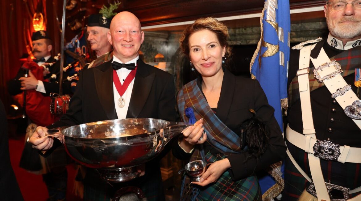 Исполнительный директор VM Finance Group Александра Мирчева с почетной наградой шотландского виски-сообщества