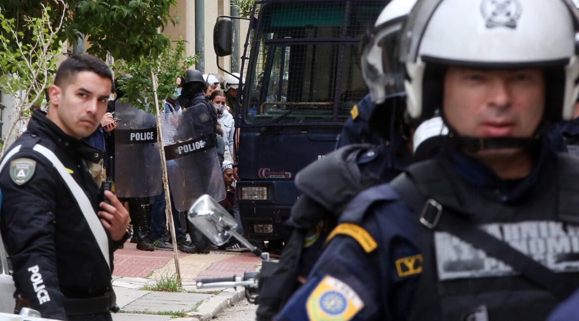 Блокада в «путинской» империи: в Греции конфисковали отели, лодки и «Порше»