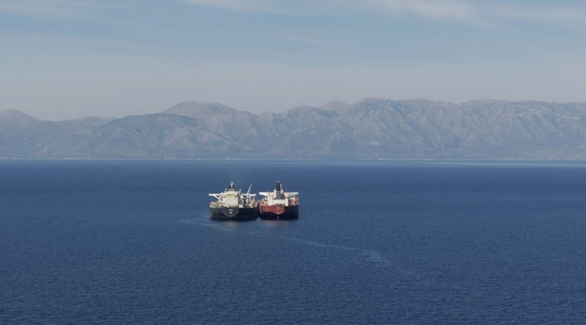 Индийские нефтеперерабатывающие заводы покупают иранскую нефть и немного российской нефти за китайские юани.