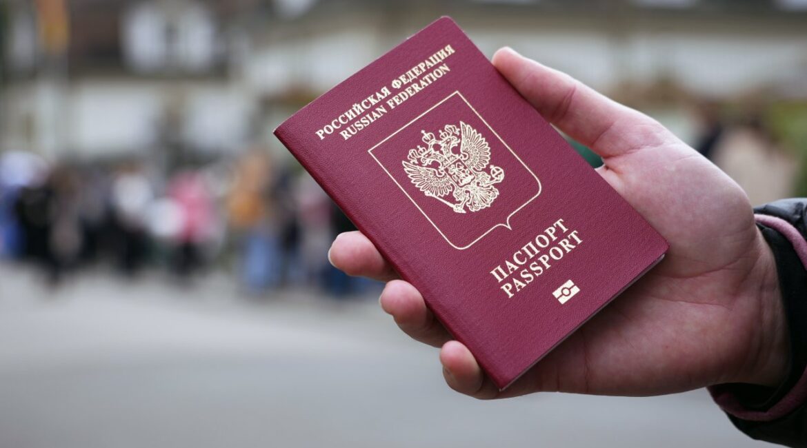 Массовые украинцы пытаются попасть в Россию, почему?