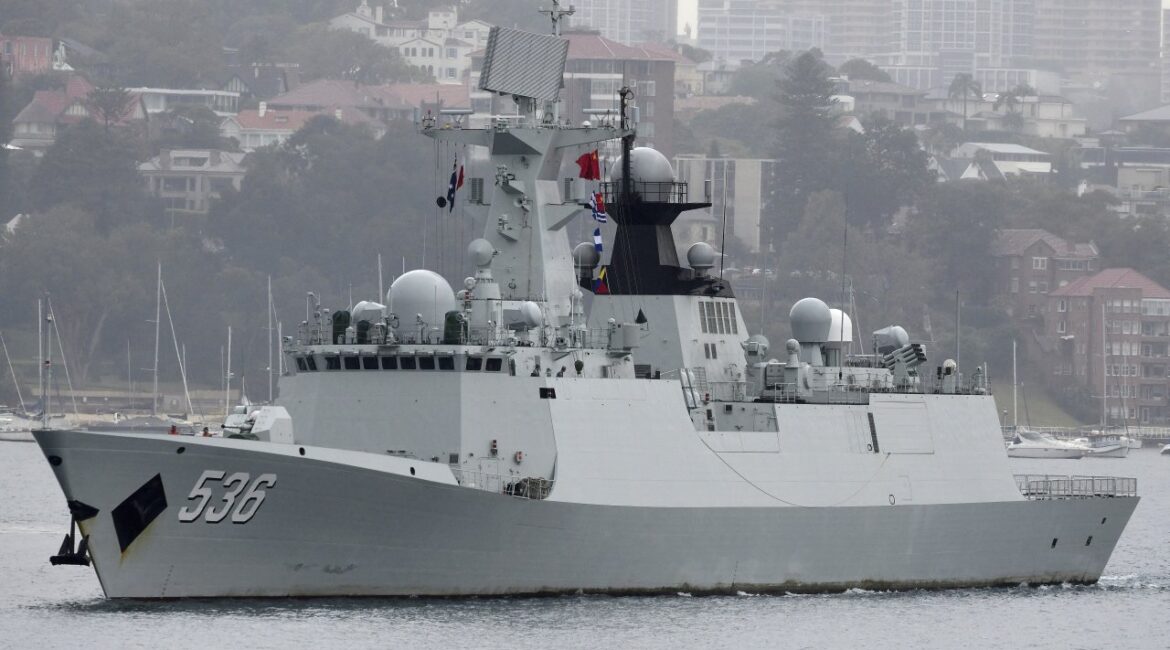 Китайский фрегат Тип 054А в 20-часовом противостоянии с американским эсминцем