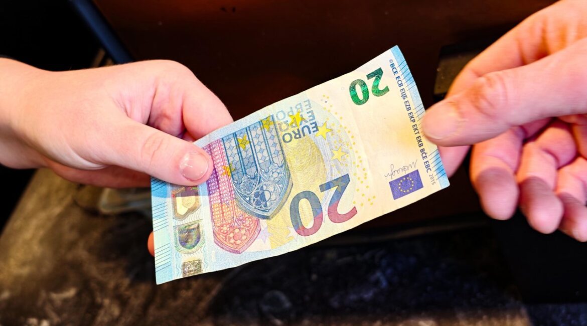 Они выплачивают пенсии с сегодняшнего дня, а также пасхальную надбавку для самых нуждающихся.