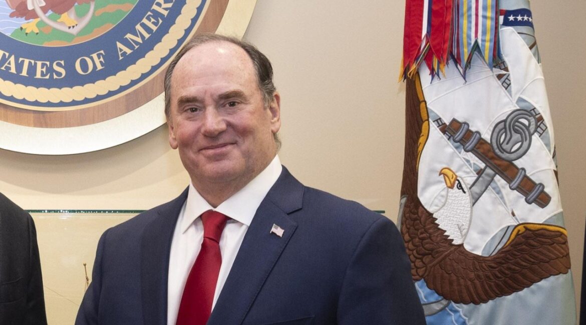 Министр ВМС США покидает свой пост