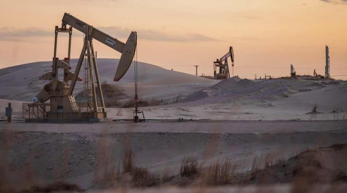 Нефть упала после сообщений о новых переговорах между США и Ираном