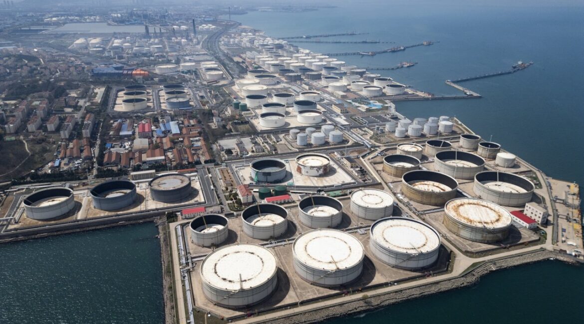 Нефть подскочила, акции упали из-за угрозы Трампа по поводу Ормузского пролива