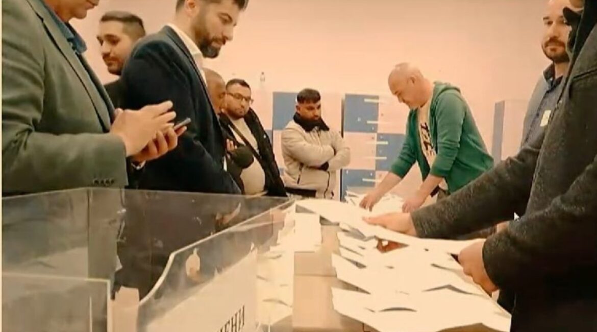 Кирил Петков курирует подсчет бюллетеней в селе Буковлак