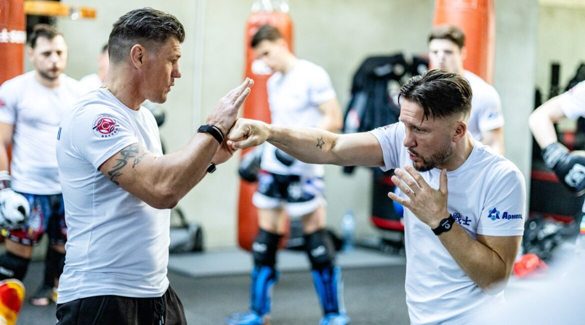 Бойцы из 16 стран тренируются в пятом пригласительном лагере SENSHI