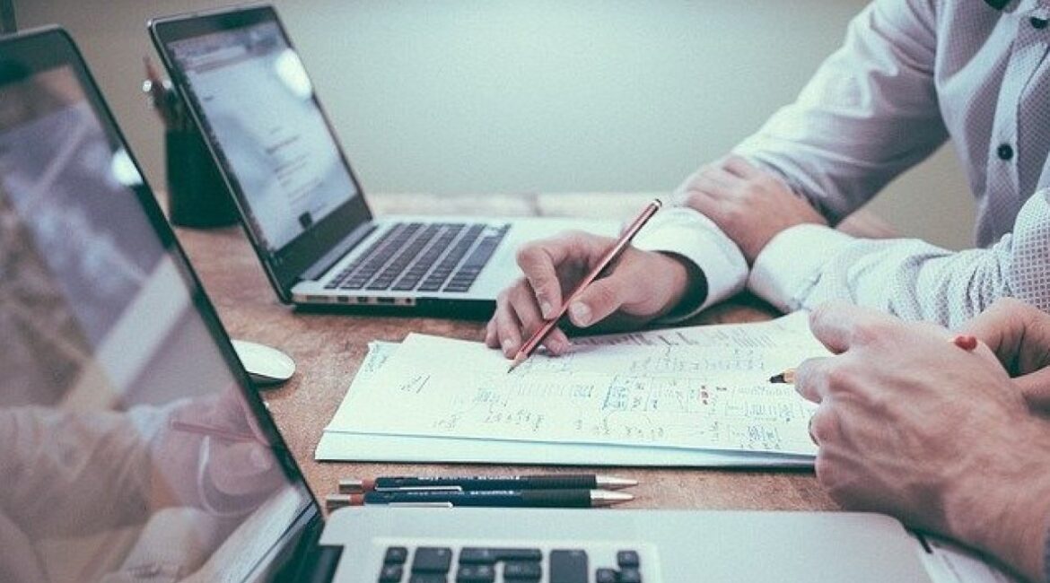 Деловые услуги в Болгарии сокращаются в начале года