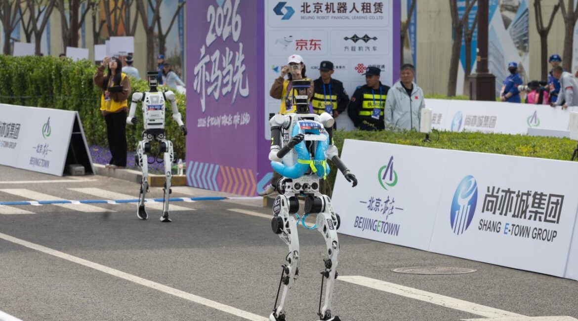 Гуманоидные роботы победили людей в полумарафоне в Пекине