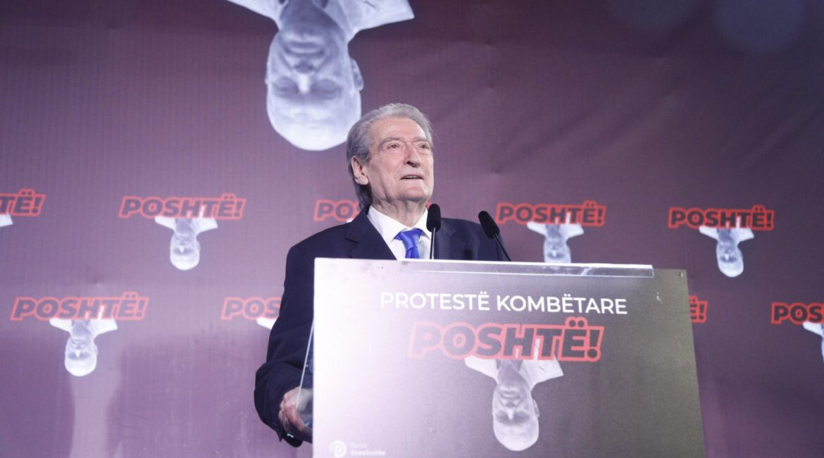 Протест в Тиране разогнали медвежьим ядом