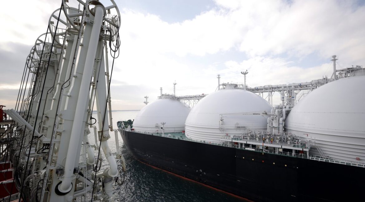 Продажи саудовской нефти Китаю сократятся вдвое