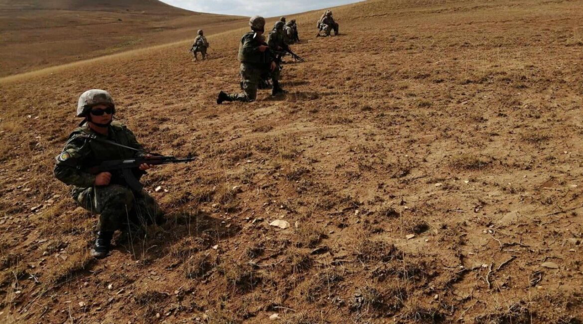 Военная и военная техника на дорогах и железнодорожной сети 14 и 15 мая.