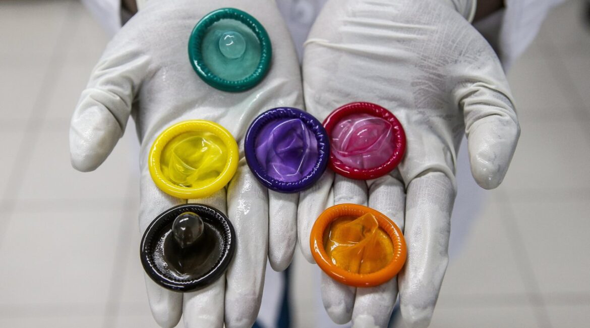 Война в Иране ударила и по сексу: продажи презервативов подскочили на 30%