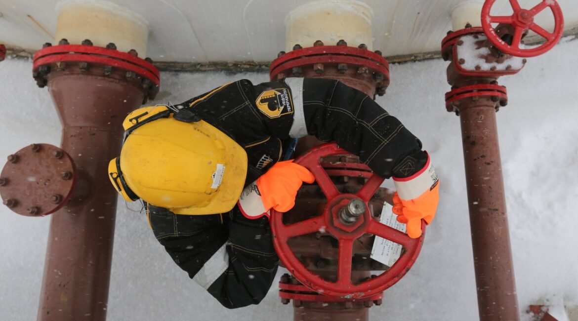 Страны ОПЕК+ договорились увеличить добычу нефти на 206 тысяч баррелей в сутки с мая