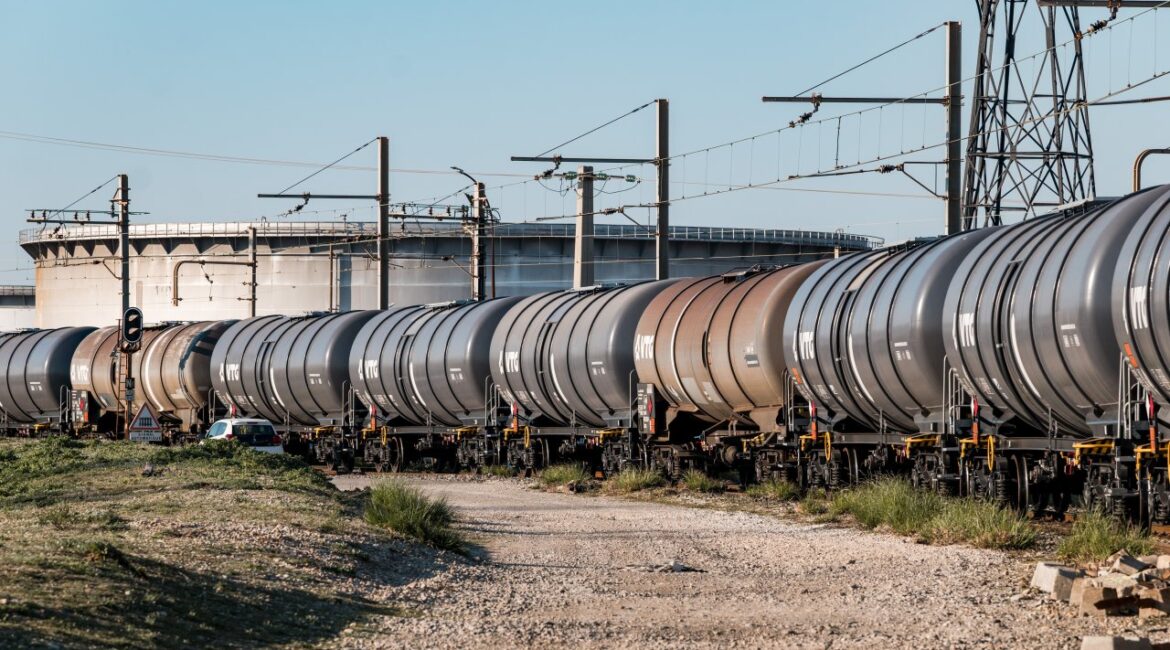 Мировой рынок нефти охватила паническая гонка за баррель