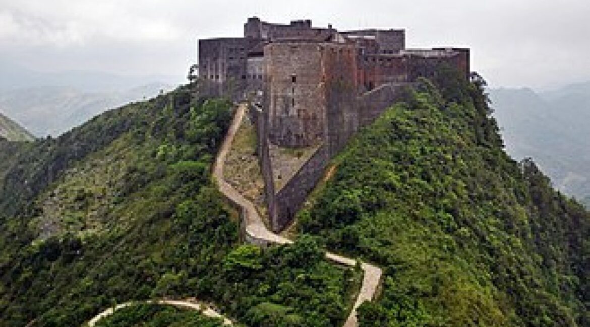 По меньшей мере 30 человек погибли в панике в цитадели Лаферьер на Гаити.