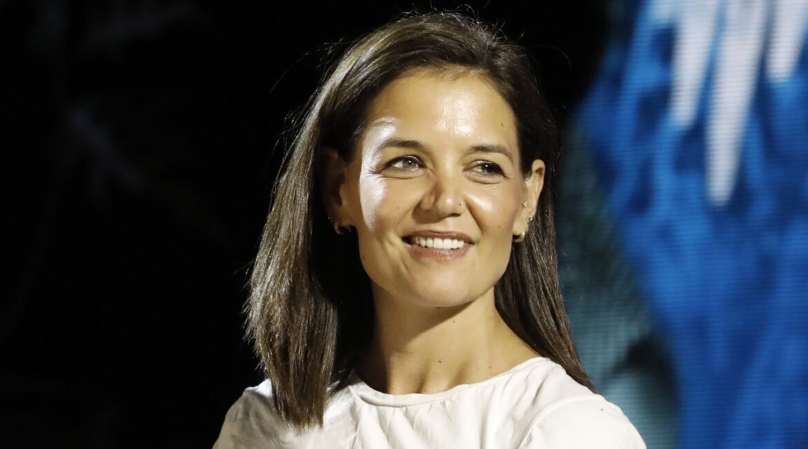 Кэти Холмс оставила в прошлом длинные волосы и продемонстрировала свежую весеннюю прическу