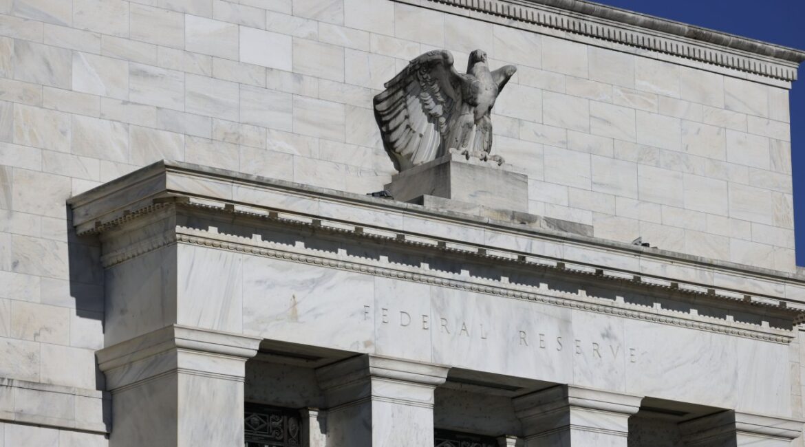 Протоколы ФРС указывают на риски как для инфляции, так и для экономического роста